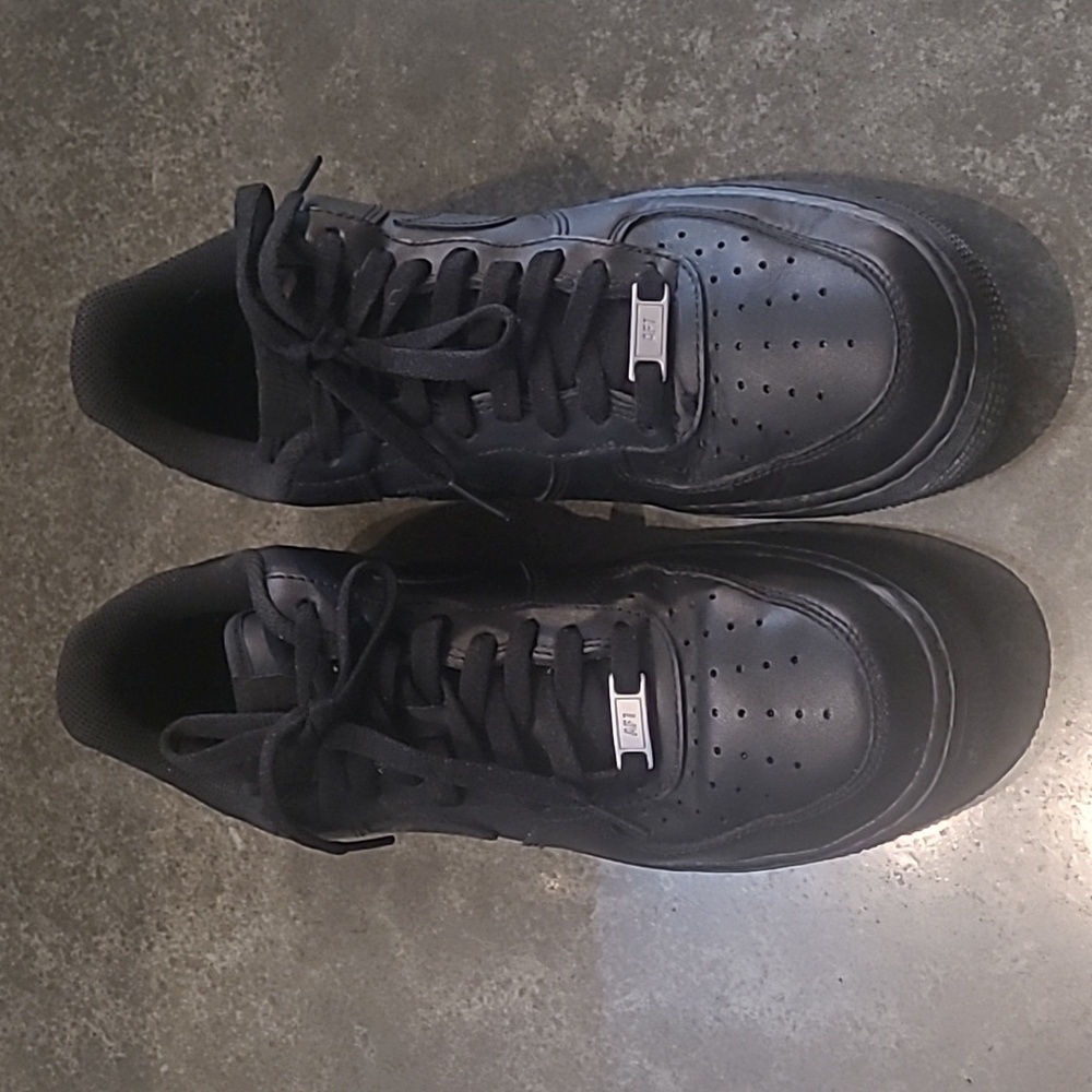 NIKE AIR FORCE 1s LOW TRIPLE BLACK SNEAKERS